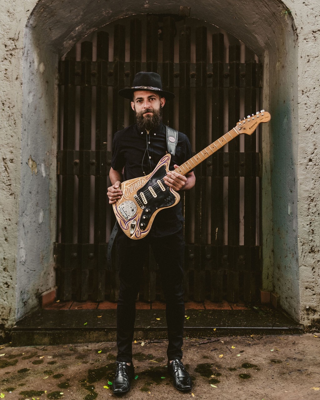 Diego Alexandre com guitarra, chapéu de aba larga
